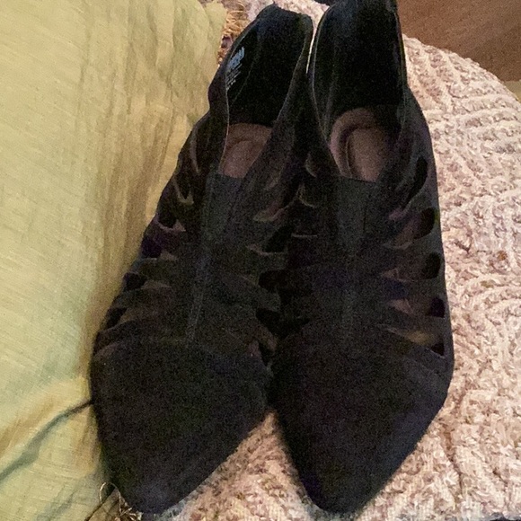 Rockport Black leather suede cut-outs kitty heel zipper in back pointed toes. 7 - Picture 2 of 6